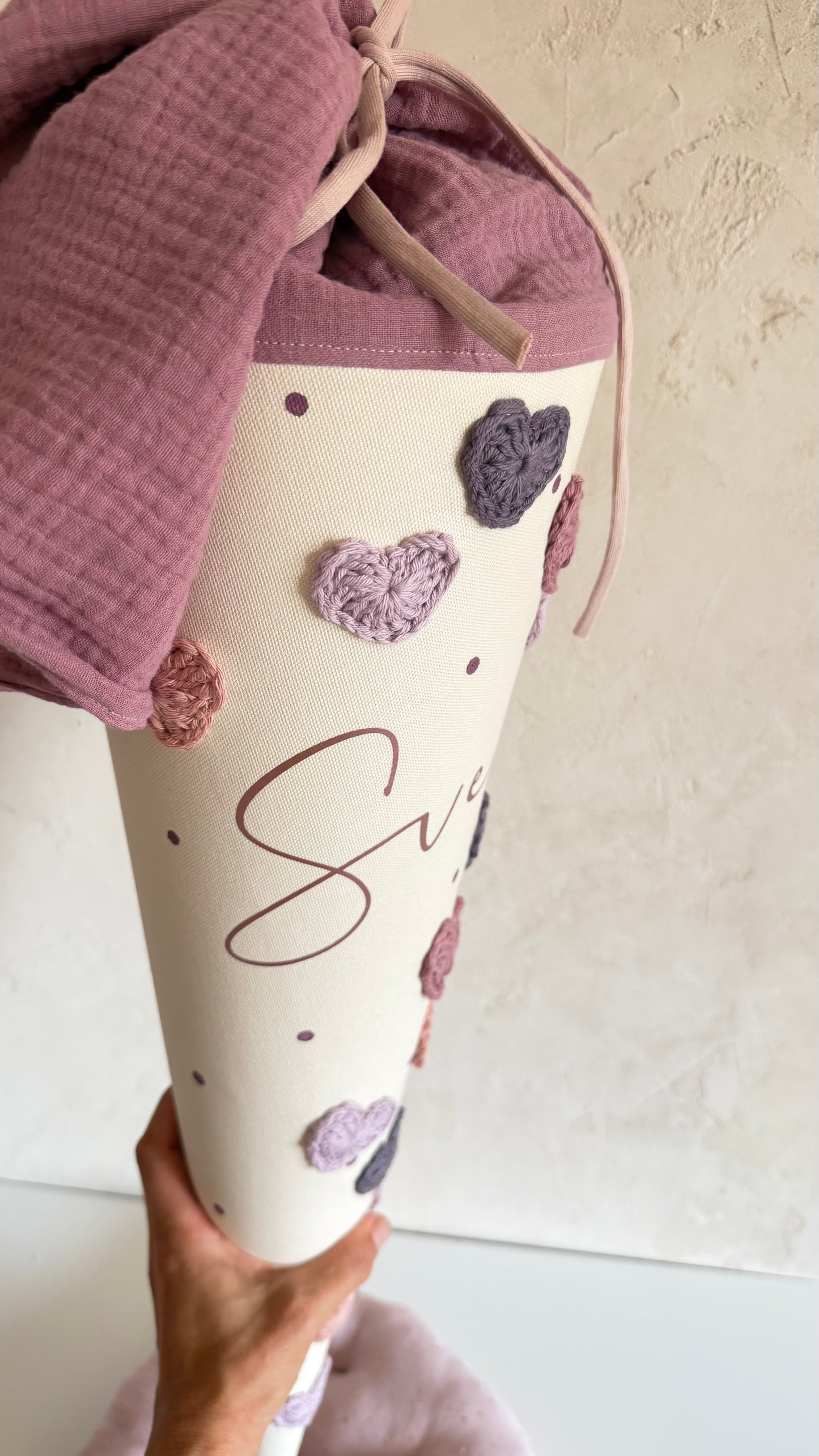 Personalisierte Stoff-Schultüte mit Häkelherzen – Lila, Mauve & Rosé