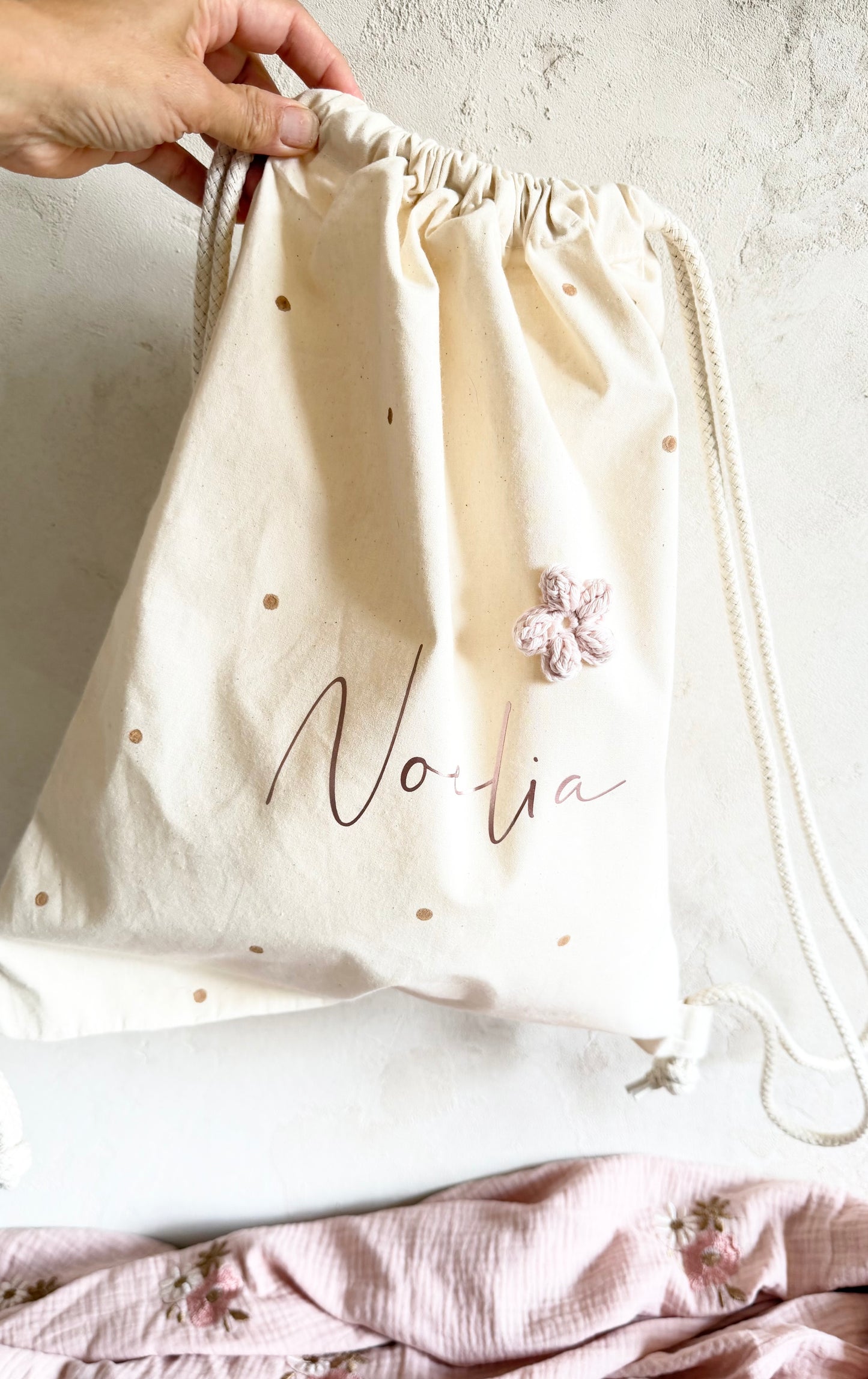 Personalisierter Turnbeutel mit Name | Bio-Baumwolle | Rosa Metallic & Häkelblume