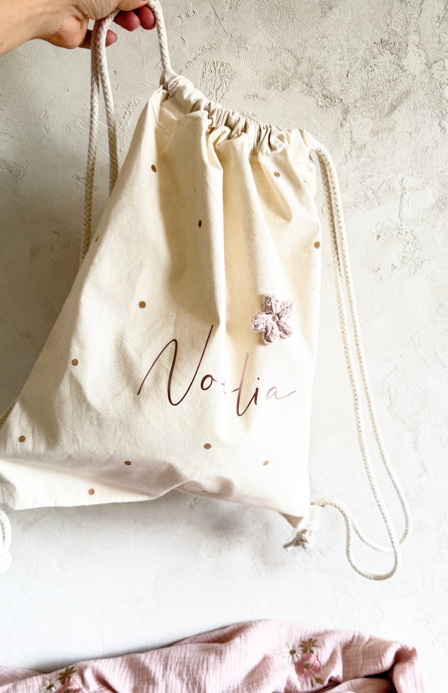 Personalisierter Turnbeutel mit Name | Bio-Baumwolle | Rosa Metallic & Häkelblume