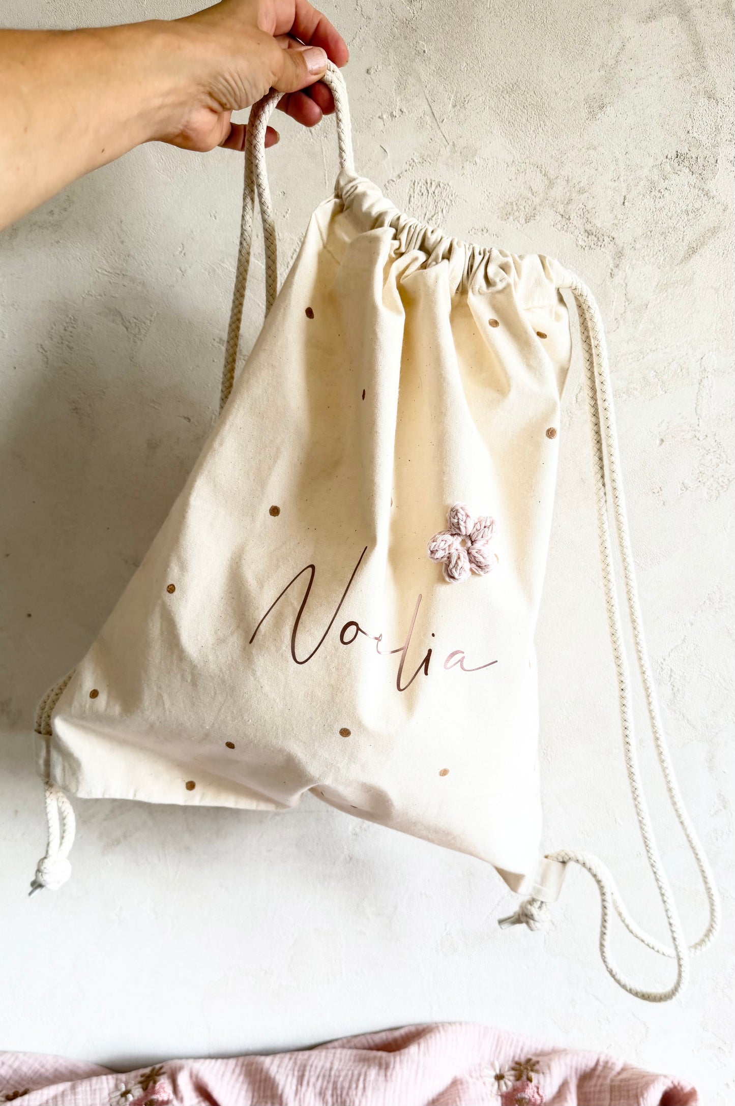 Personalisierter Turnbeutel mit Name | Bio-Baumwolle | Rosa Metallic & Häkelblume
