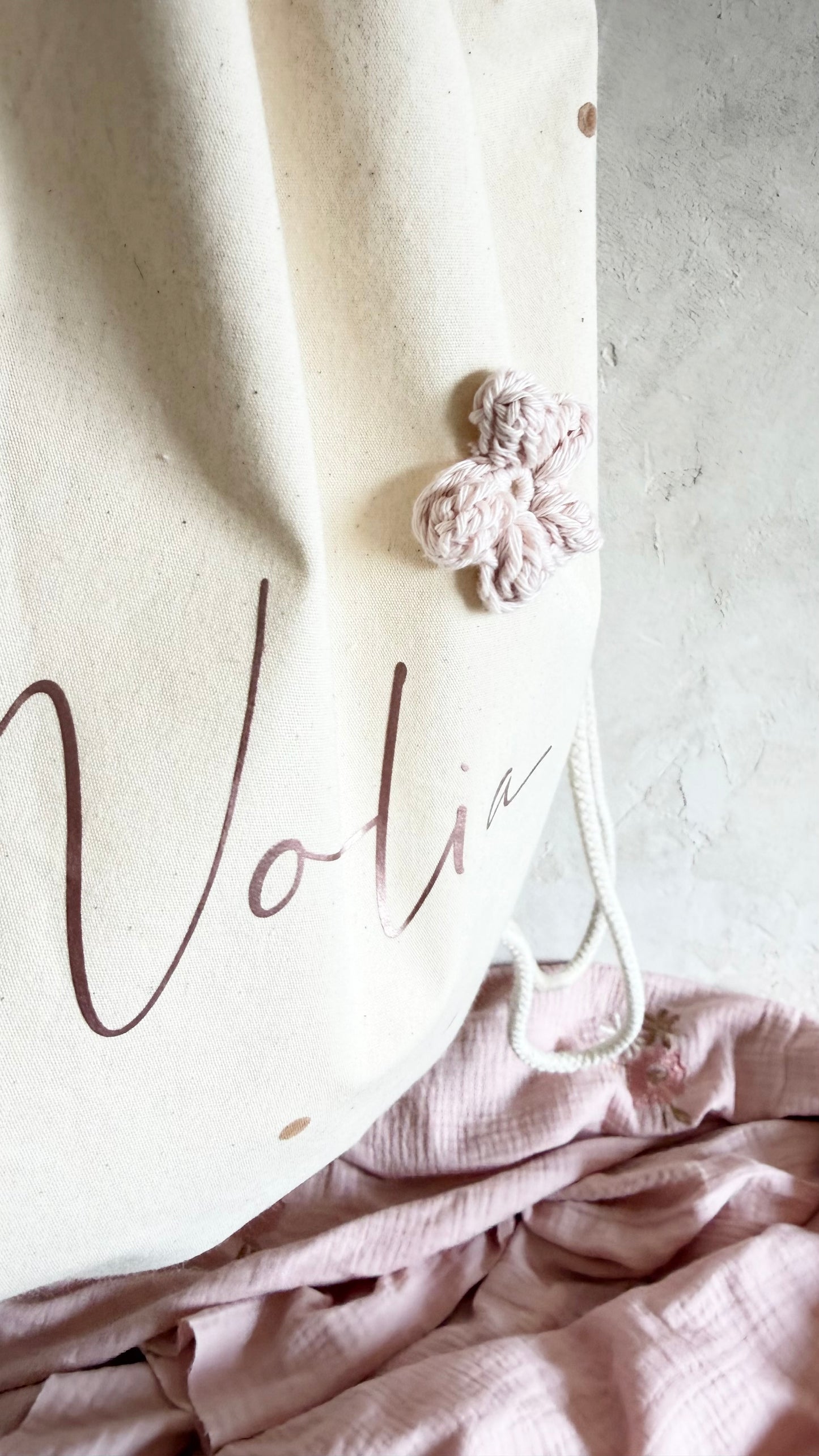 Personalisierter Turnbeutel mit Name | Bio-Baumwolle | Rosa Metallic & Häkelblume