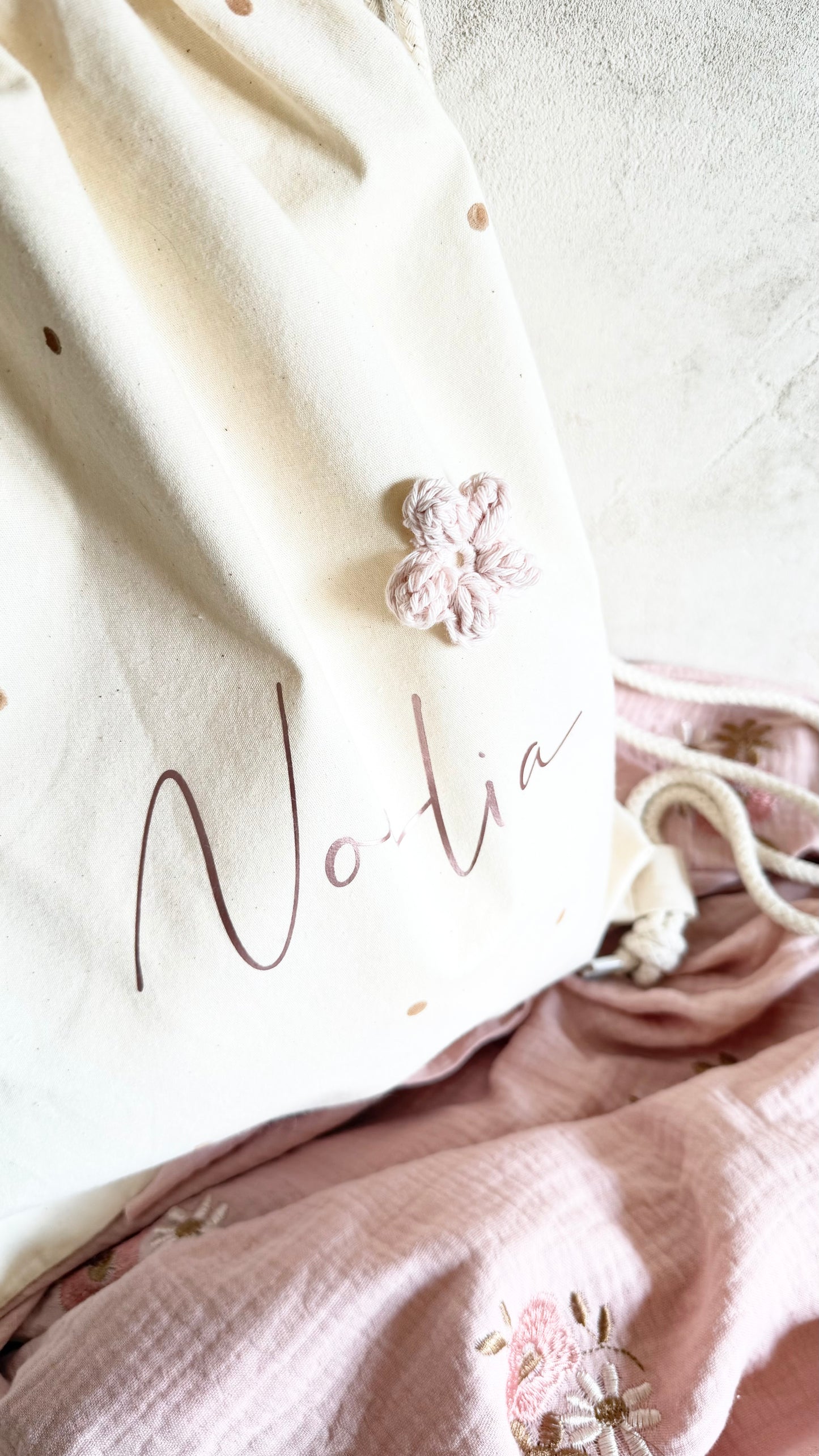 Personalisierter Turnbeutel mit Name | Bio-Baumwolle | Rosa Metallic & Häkelblume