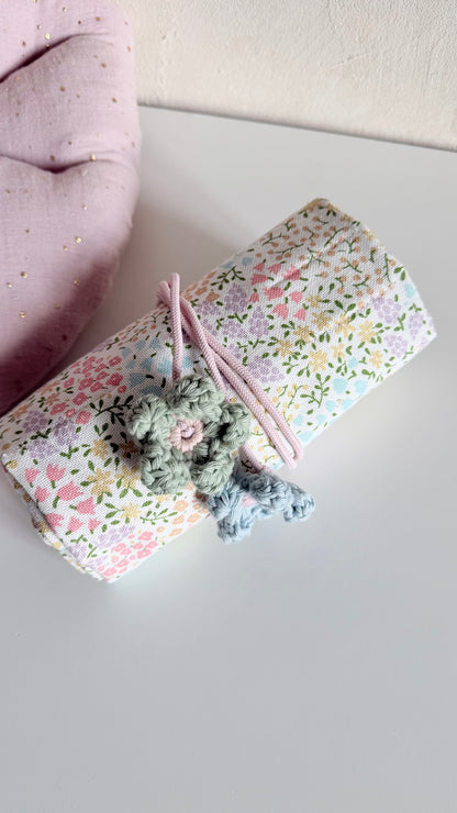 Waldorf-Rollmäppchen aus geblümtem Canvas, gerollt und mit rosafarbener Kordel verschlossen