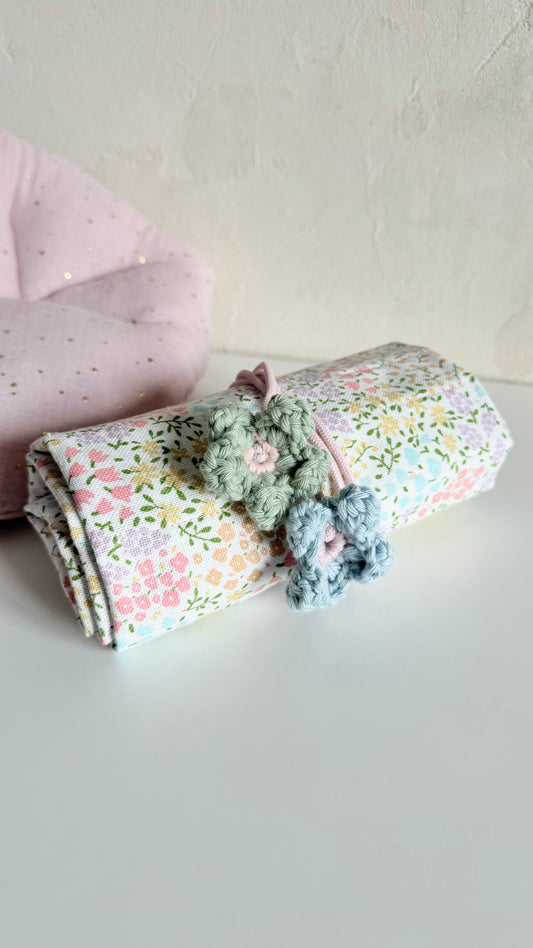 Aufgerolltes Rollmäppchen Blumenwiese mit gehäkelten Blüten in Mint und Hellblau