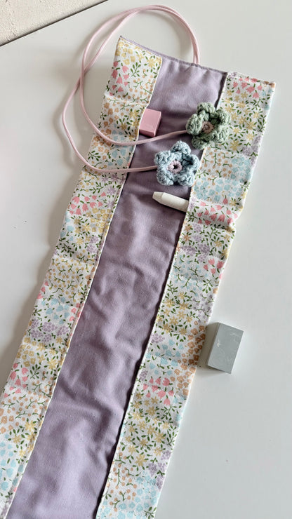 Ganz geöffnetes Rollmäppchen Blumenwiese mit langen Reihen einzelner Stiftefächer