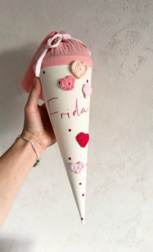 Kindergartentüte mit Beispielname Frida, kirschroten Punkten und fünf gehäkelten Herzen
