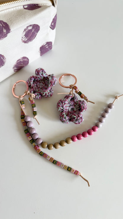 Personalisierte Rechenkette & Schlüsselanhänger mit Häkelblüte – Beere, Mauve & Salbeigrün