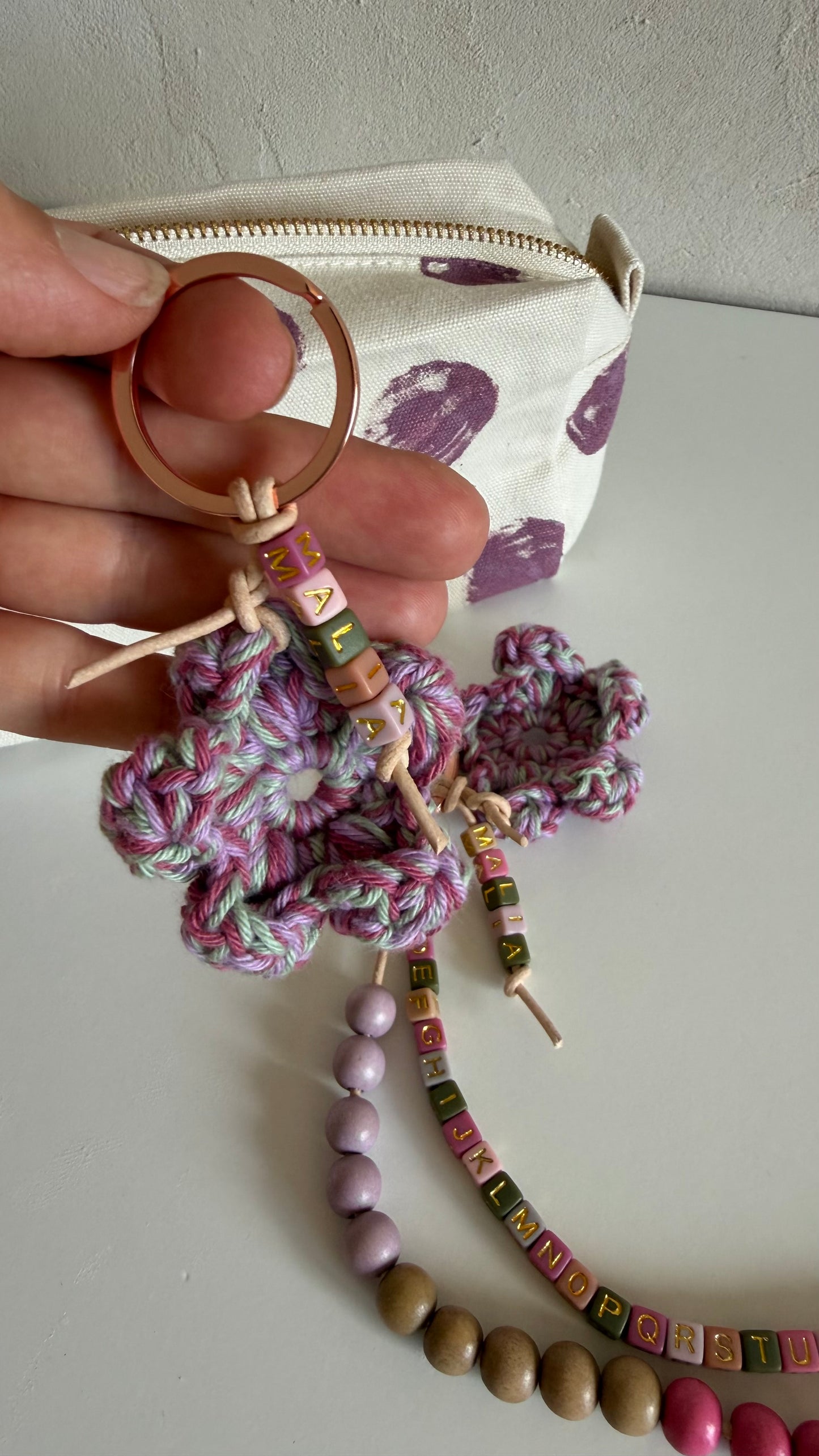 Personalisierte Rechenkette & Schlüsselanhänger mit Häkelblüte – Beere, Mauve & Salbeigrün