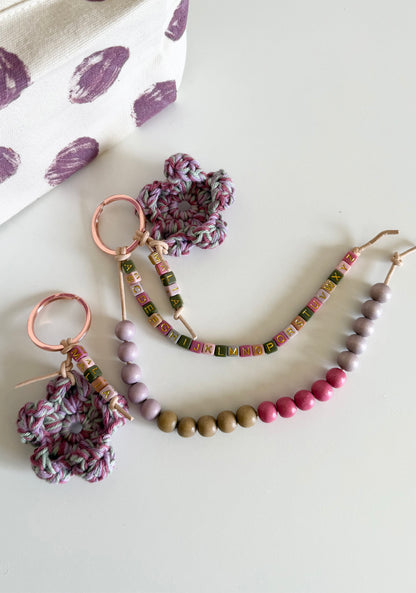 Personalisierte Rechenkette & Schlüsselanhänger mit Häkelblüte – Beere, Mauve & Salbeigrün