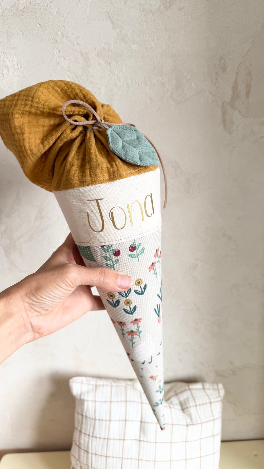 Detail der Garten-Kitatüte mit Bronze-Gold Name Jona