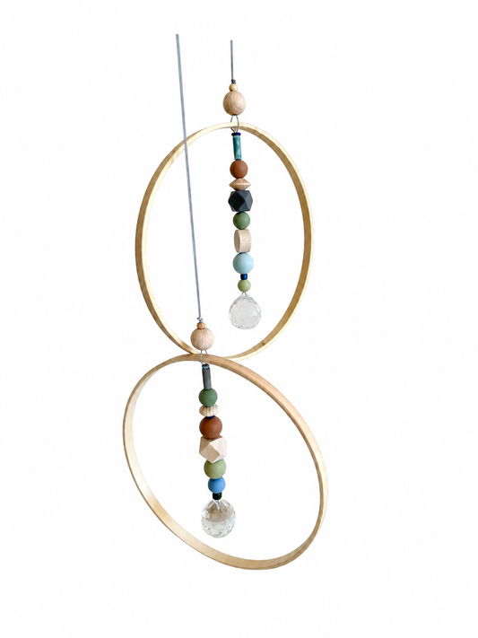Bambusring-Suncatcher in Naturfarben auf weißem Hintergrund