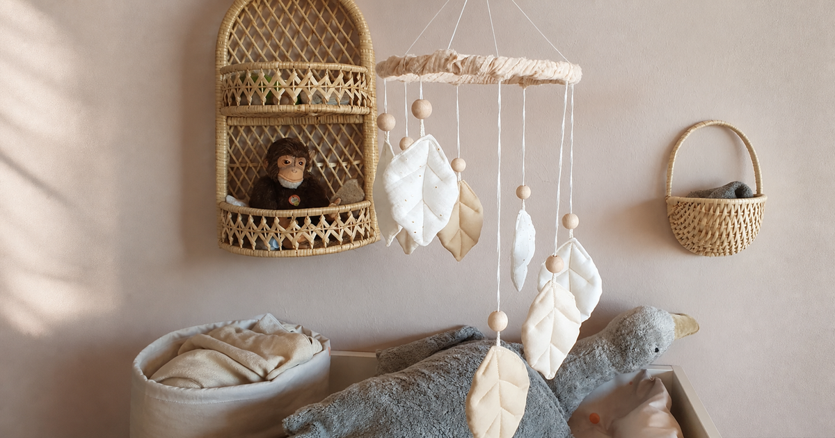 Blätter-Mobile in Creme und Weiß im warmen Kinderzimmer im Querformat