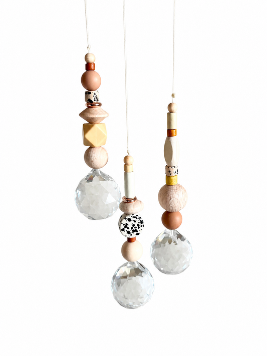 Drei handgemachte Herbst-Suncatcher in Rosé, Kupfer und Sand, freigestellt auf weißem Hintergrund