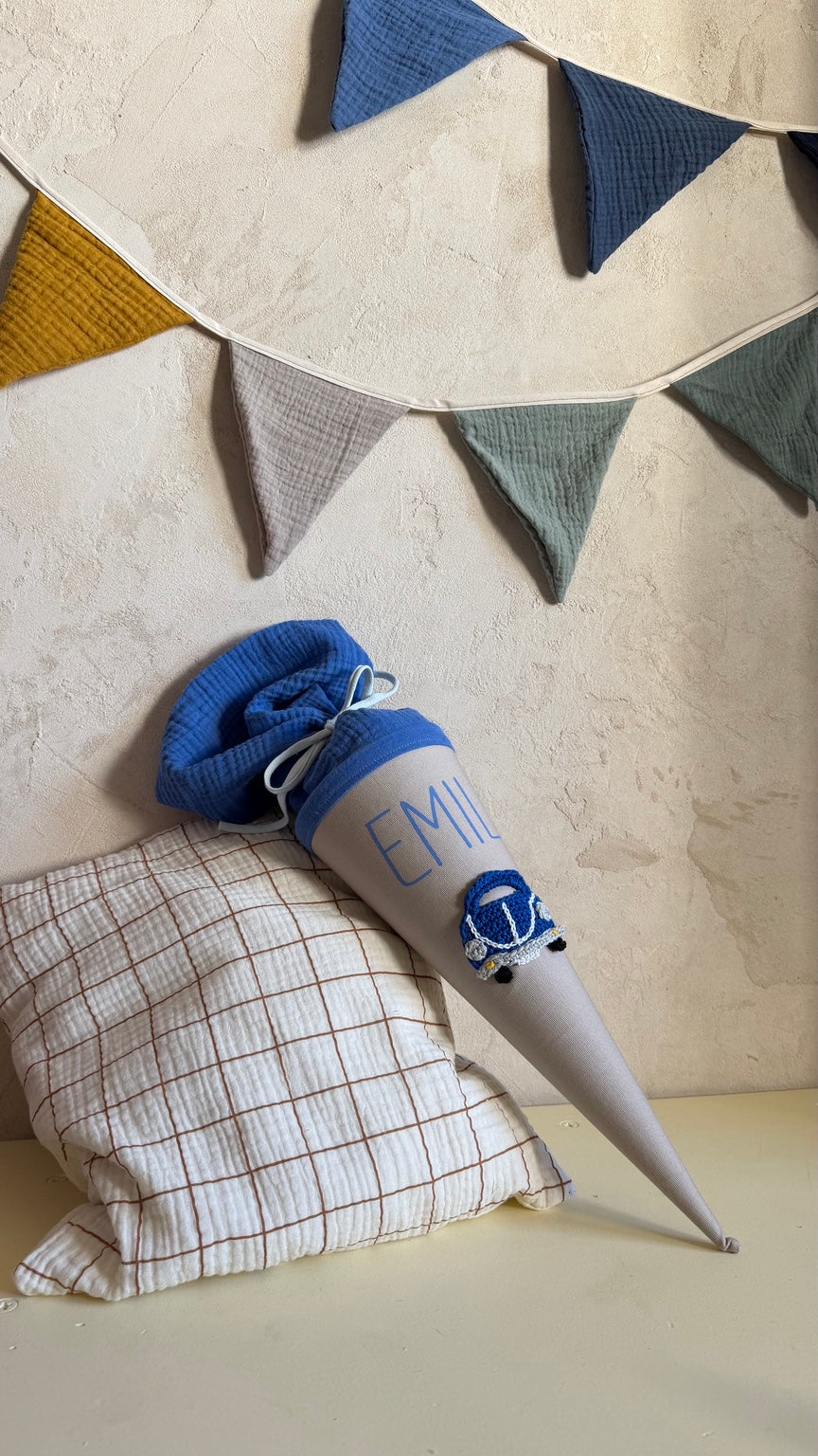 Gesamtansicht der Retro-Auto-Kitatüte in Blau und Taupe vor einer Naturwand