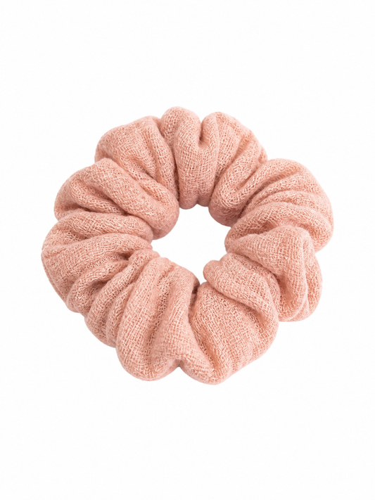 Musselin-Scrunchie in Rosébraun auf weißem Hintergrund
