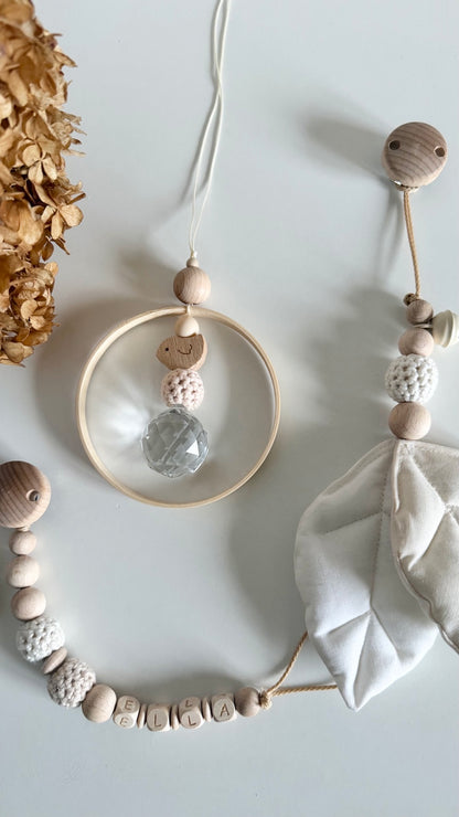 Baby Geschenkset in Naturtönen mit Schnullerkette, Blätteranhänger und Vogel-Suncatcher