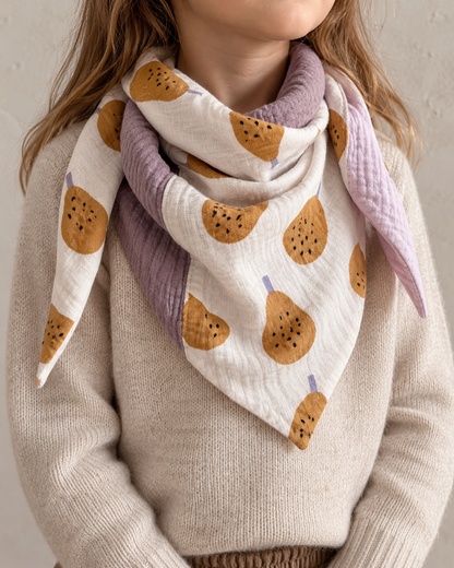 KI-generiertes Tragebild: Birnen-Wendehalstuch an einem Mädchen mit beigem Strickpullover