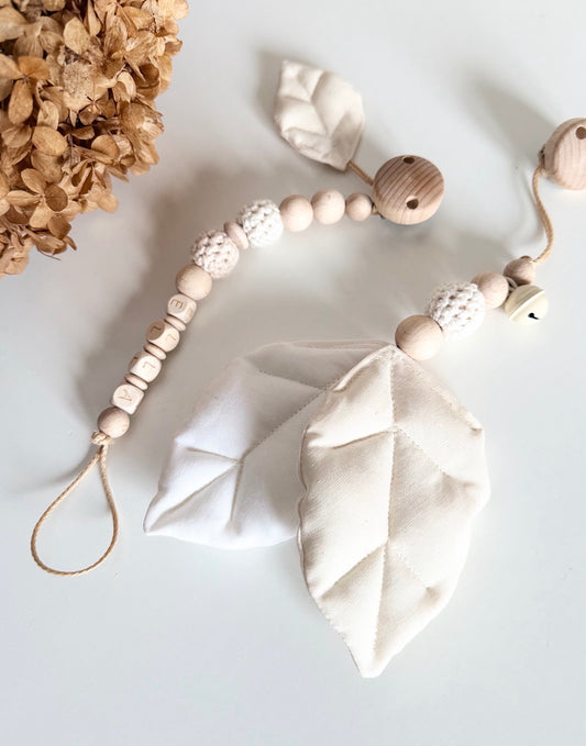 Kinderwagenanhänger mit Stoffblättern in Cremeweiß und Sandbeige
