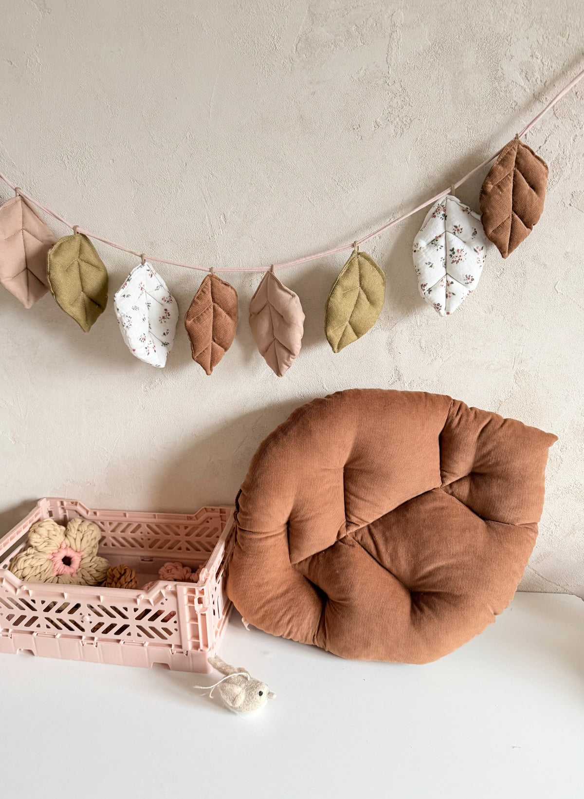 Blättergirlande aus Stoff in Rosé, Oliv, Haselnussbraun und Streublümchen im Kinderzimmer