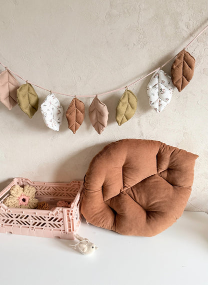 Blättergirlande aus Stoff in Rosé, Oliv, Haselnussbraun und Streublümchen im Kinderzimmer