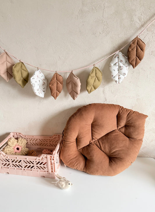 Blättergirlande aus Stoff in Rosé, Oliv, Haselnussbraun und Streublümchen im Kinderzimmer