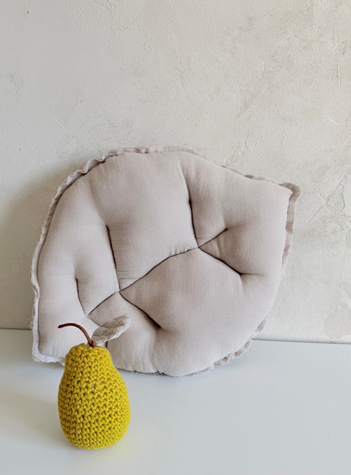 Handgefertigtes Blattkissen aus Musselin in Steinbeige