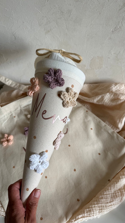 Detailansicht der Blüten-Kindergartentüte mit Name und handgehäkelten Blumen