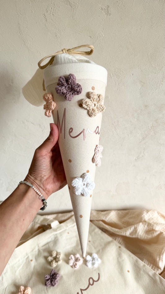 Personalisierte Blüten-Kindergartentüte mit Häkelblumen in Apricot, Mauve, Rosé und Natur