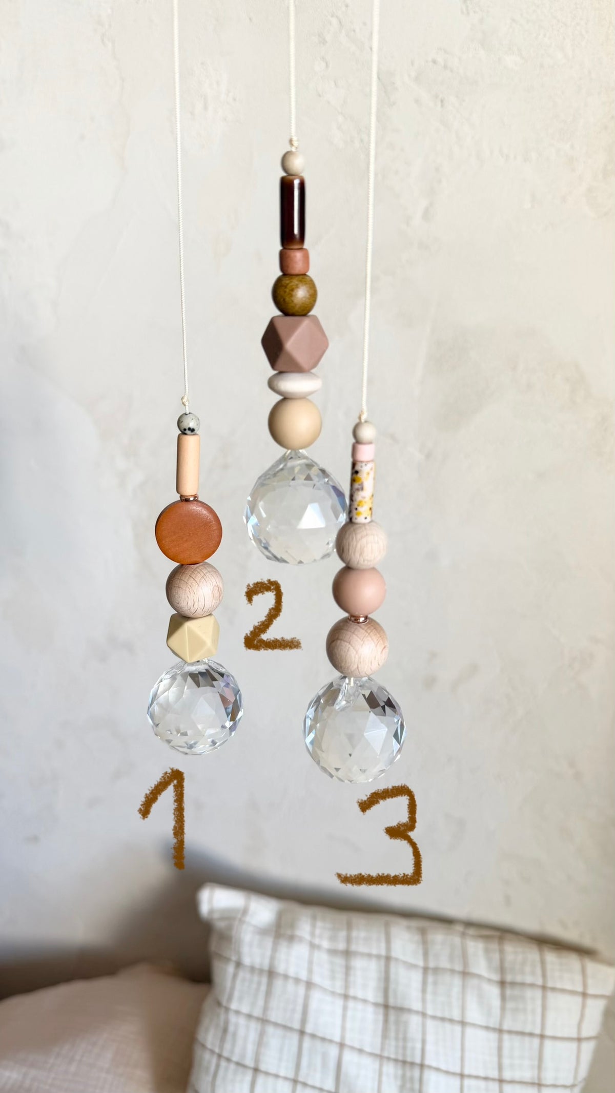 Drei handgefertigte Herbst-Suncatcher Nr. 1, 2 und 3 in Rosé, Braun, Kupfer und Naturtönen mit Kristallkugeln