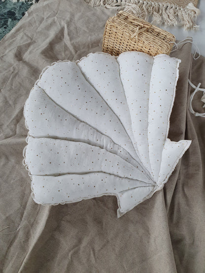 Musselin-Muschelkissen in Creme & Gold