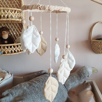 Blätter-Mobile in Creme, Weiß & Sand
