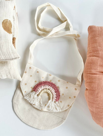 Kleine Regenbogen-Umhängetasche in Rosé & Beige