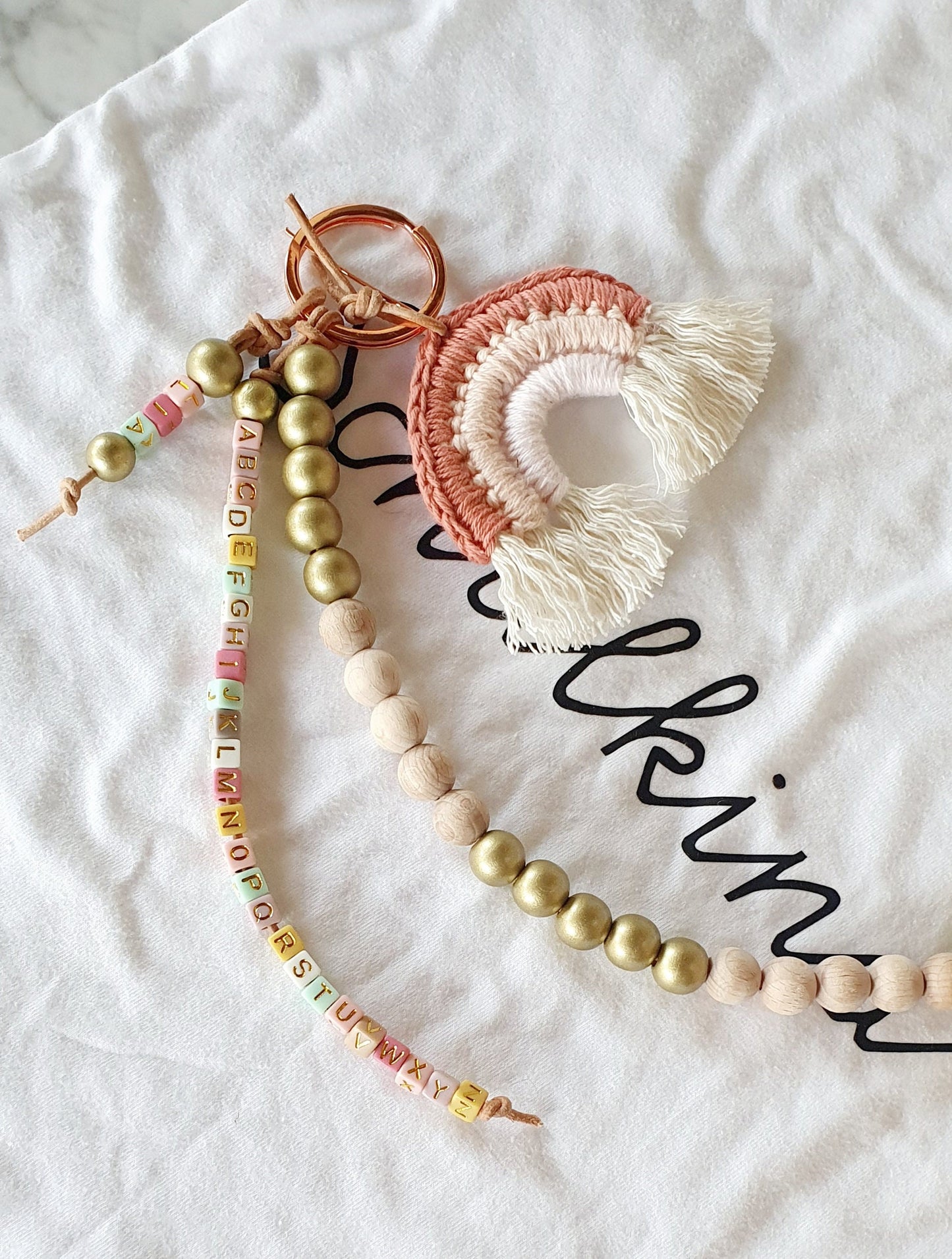 Rechenkette mit Häkelregenbogen in Rosé & Nude