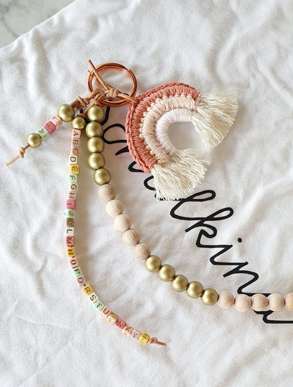 Rechenkette mit Häkelregenbogen in Rosé & Nude