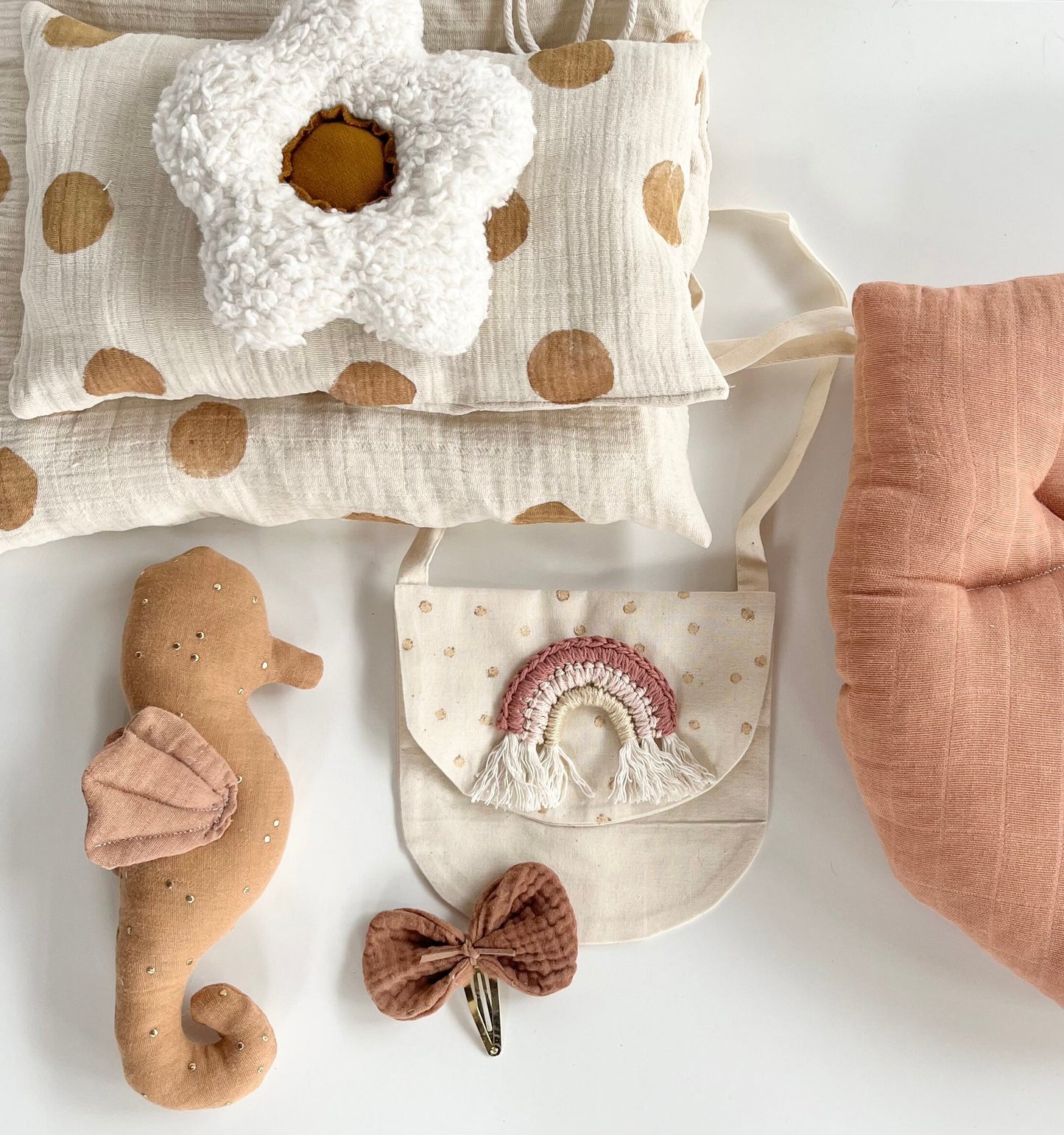 Kleine Regenbogen-Umhängetasche in Rosé & Beige