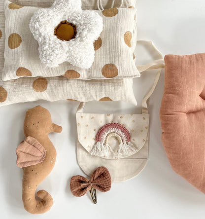Kleine Regenbogen-Umhängetasche in Rosé & Beige
