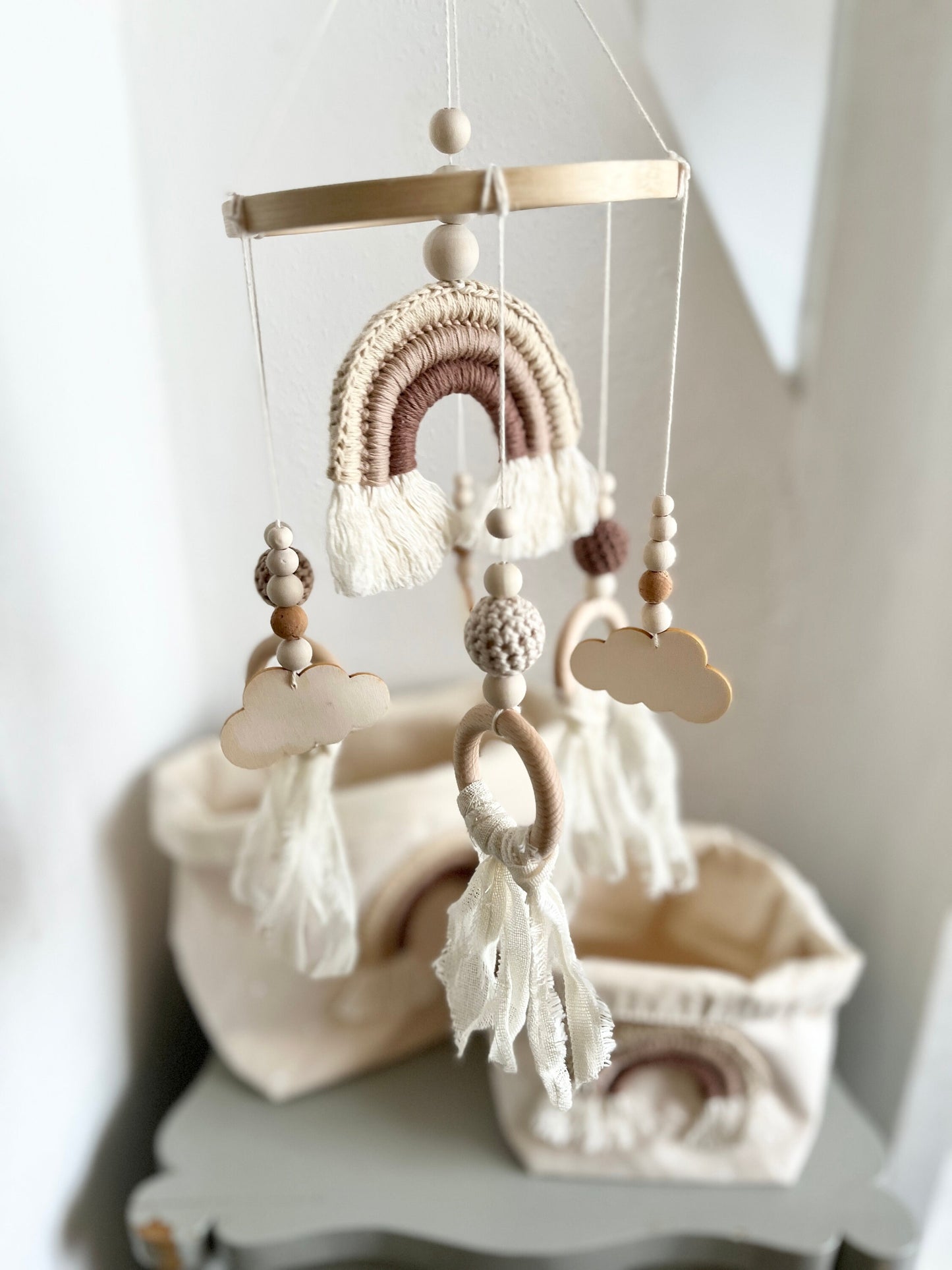 Regenbogen-Mobile in Beige & Braun
