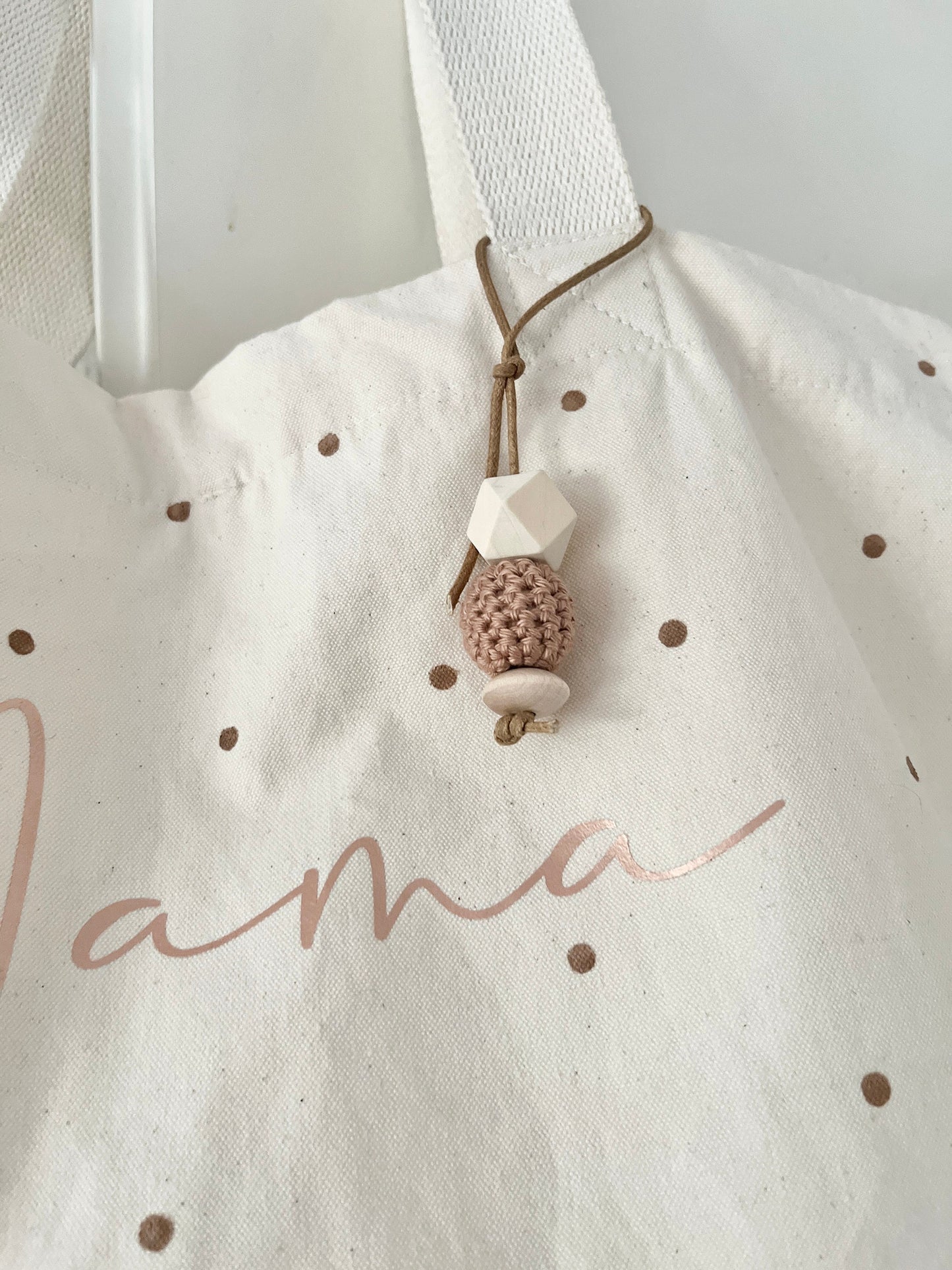 Mama-Canvas-Shopper mit Häkelanhänger