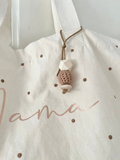 Mama-Canvas-Shopper mit Häkelanhänger