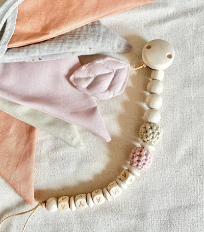 Schnullerkette Rosé & Beige – optional personalisiert