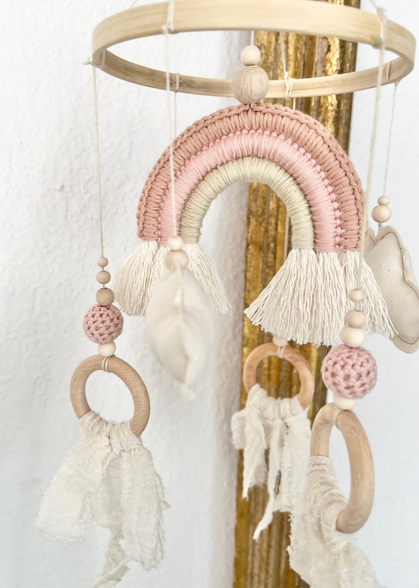 Regenbogen-Mobile in Beige, Creme & Rosé
