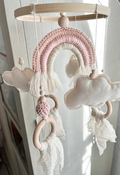 Regenbogen-Mobile in Beige, Creme & Rosé