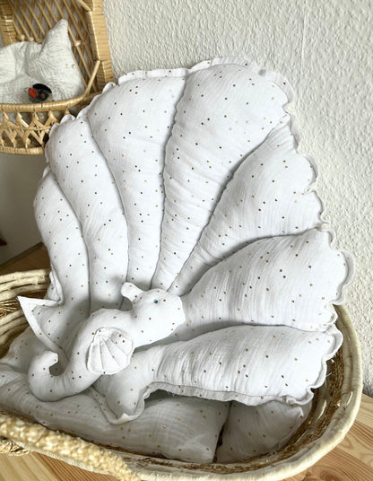 Musselin-Muschelkissen in Creme & Gold