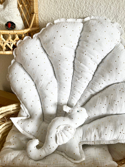 Musselin-Muschelkissen in Creme & Gold
