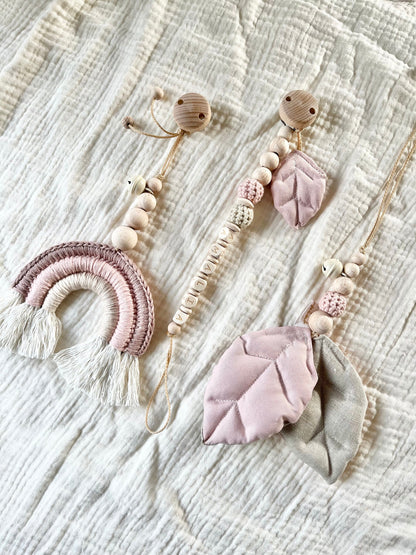 Kinderwagenanhänger mit Leinenblättern in Rosé