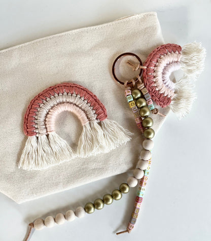 Rechenkette mit Häkelregenbogen in Rosé & Nude