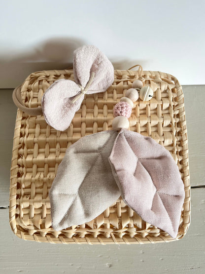 Kinderwagenanhänger mit Leinenblättern in Rosé