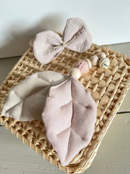Kinderwagenanhänger mit Leinenblättern in Rosé