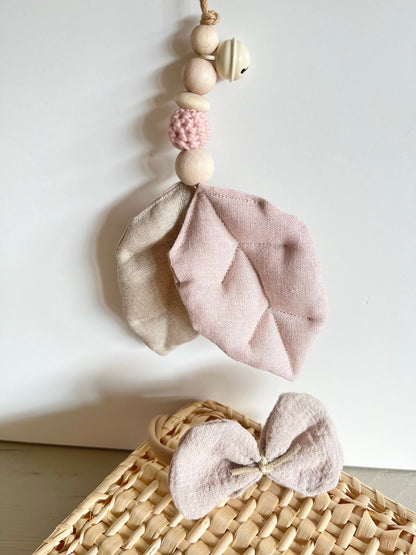 Kinderwagenanhänger mit Leinenblättern in Rosé