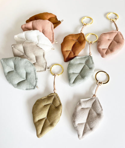 Blatt-Schlüsselanhänger aus Leinen mit Goldring